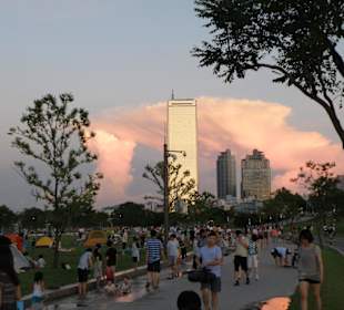 In estate tanta gente va all'isola di Yeouido