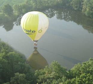 Ballon knapp über einem Teich