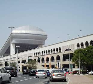Mall von außen, mit Skihalle