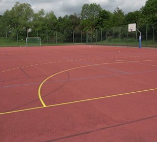 Fußballplatz bei der Kreisporthalle