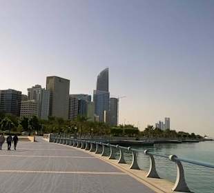Schöner Weg zum öffentlichen Strand