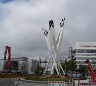 Porscheskulptur im Oktober