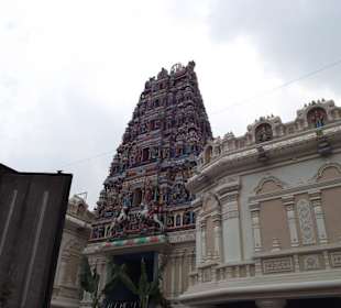 Eingang des neurenovierten indischen Tempel 