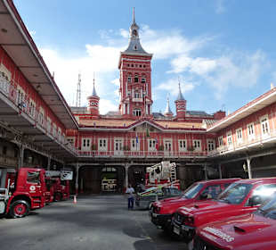 Im Hof der Feuerwache