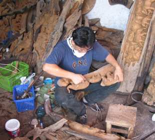 Holzschnitzer bei der Arbeit