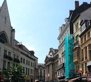 Blick auf die Häuserfronten der Straße