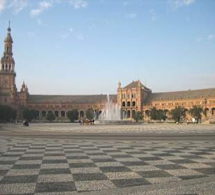 Linker Turm des Gebäudes