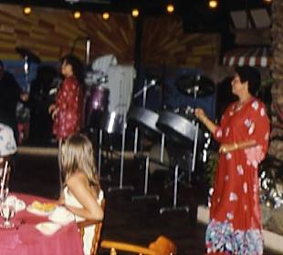 Modenschau im Manchebo Beach