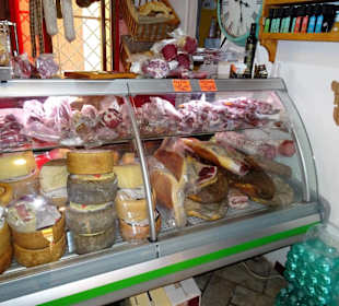 Der Kühltresen mit Käse, Wurst und Schinkennk