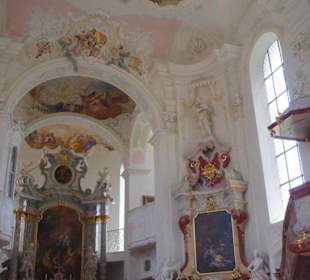 Zabytkowe wnętrze kościółka