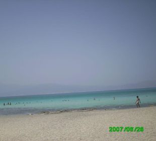 ein echter traumstrand mit türkisfärbigen meer