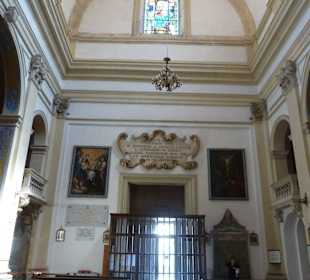 Blick durch die Kirche auf den Eingang