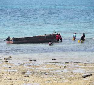 Fischer am Strand bei der Arbeit