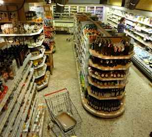 Blick in die Regalzeilen des Supermarktes