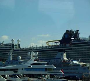 Kreuzfahrtschiff dahinter AIDA