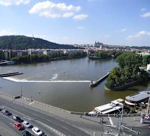Blick auf die Moldau vom Tanzenden Haus