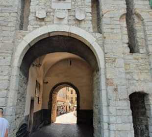 Links ist ein Trinkbrunnen sehr beliebt