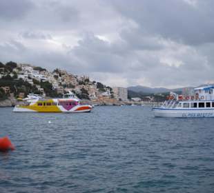 Ausflugsboote in Cala Fornells