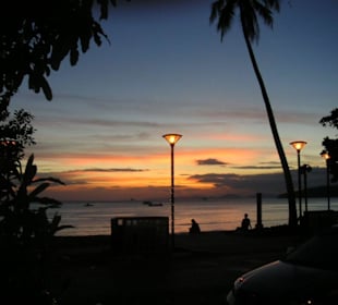 Sonnenuntergang an Ao Nangs Strandpromenade