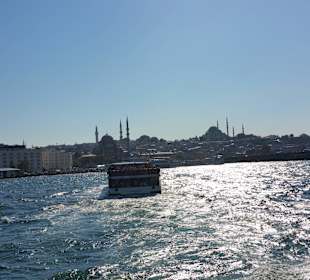Blick vom Bosporus auf Istanbul
