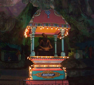 Figuren in der Höhle