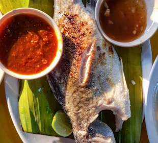 Frischer Fisch im Restaurant nebenan