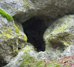 Kleine Felshöhlen