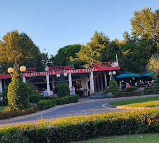 An der Verkehrsinsel in Bibi