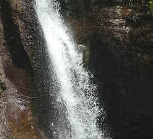 Wanderung zu wilden Bächen und hohen Wasserfällen