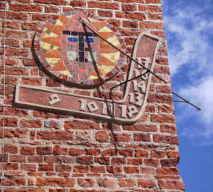 Sonnenuhr am alten Rathaus am Markt