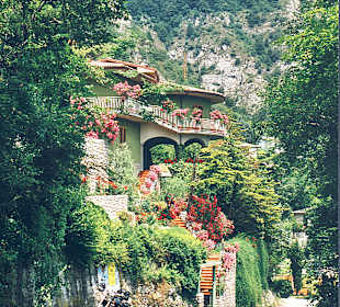 Bluehendes Haus am Gardasee