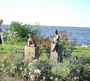 Figuren aus Stein am Seeufer