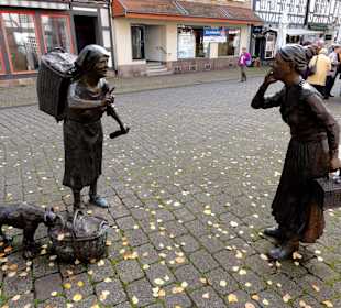 Marktfrauen vor dem Rathaus