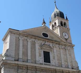Blick zur Kirche Santa Maria Assunta von Arco