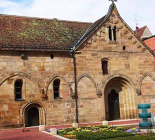 Sehr alte Gebäude mit mod.Kunst