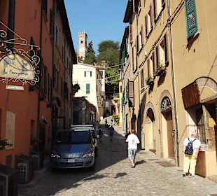 Schöne Gassen mit Lokalen