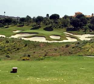 Abschlag Bahn 9, die Bunker rangezoomt 
