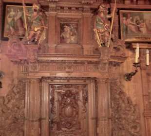 Schnitzereien im großen Saal
