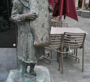 Das Printenmädchen vor dem Café Van den Daele