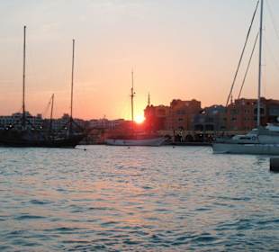 Sonnenuntergang an der Marina