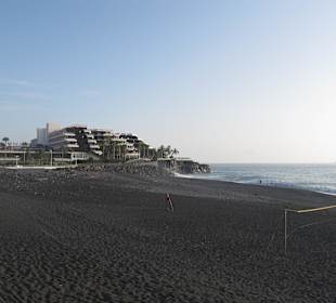 Hotel vom Strand aus