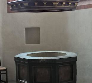 Taufkapelle mit 8-eckigem Taufstein