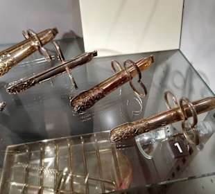 Historische Spargelzangen im Spargelmuseum