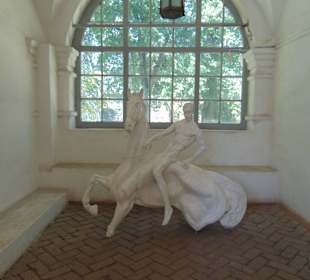 Небольшая скульптура на входе