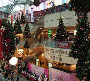 Shopping Mall in der Vorweihnachtszeit