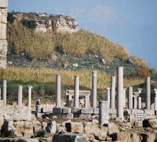 Die Agora mit der Agropolis im Hintergrund