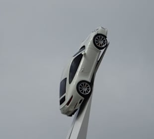 Porscheskulptur im Oktober