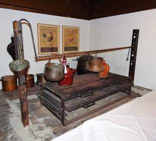 In der mittelalterlichen Küche der Burg Rabenstein