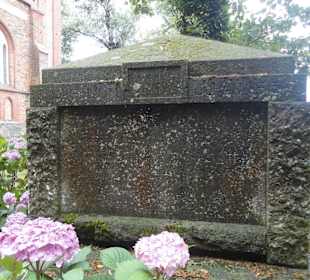 Nagrobek obok kościoła