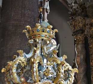 Der Deckel des Taufbeckens